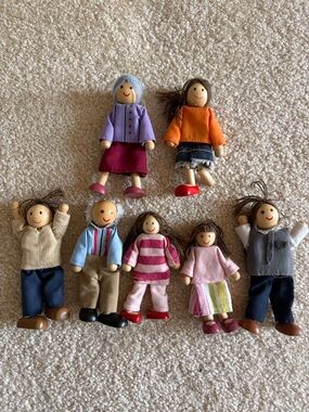 Wooden Family Doll Set Melissa and Doug 7 piece